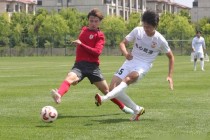 B体育-2023年总决赛中掘金队凭借团队配合首次捧起NBA总冠军奖杯